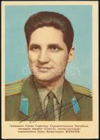 Borisz Volinov (1934- ) szovjet űrhajós aláírása képeslapon / Signature of Boris Volinov (1934- ) and Soviet astronaut on postcard