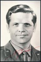 Alekszej Gubarev (1931-2015) szovjet űrhajós aláírása képeslapon / Signature of Aleksey Gubarev (1931-2015) Soviet astronaut on postcard