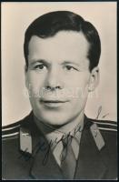 Jevgenyij Hrunov (1933-2000) szovjet űrhajós aláírása képeslapon / Signature of Evgeniy Hrunov (1933-2000) Soviet astronaut on postcard