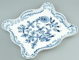 Meissen sültestál, porcelán, mázalatti kobaltkék hagymavirág mintával, jelzett: csillagos Meissen, csorbákkal, lepattanásokkal, 44x38 cm