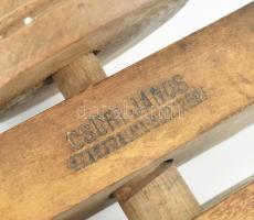 Fa leszorító/satu (hímzéshez?), "Csűri János Szabadalma Budapest", sérült, kopásnyomokkal,...