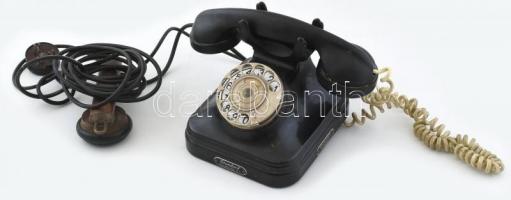 Standard Villamossági Rt., régi bakelit tárcsázós telefon, M. Kir. Posta fémtáblával, fa testű hallgatóval, kopott, 16x15x14 cm