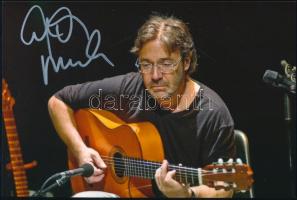 Al Di Meola (1954-) gitáros, zeneszerző aláírása az őt ábrázoló képen
