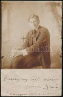 1903 Göncz Jenő festőművészt ábrázoló fotólap, rajta saját kézzel írt soraival, felületén törésnyomok, 14×9 cm
