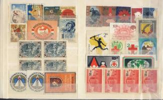 78 db levélzáró és segélybélyeg, közte Nemzeti Színház téglajegy