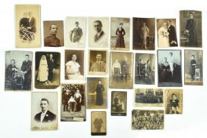 cca 1900-1930 Portrék, családi és csoportképek, 24 db régi fotó és fotólap, közte keményhátúak, vegyes méretben és állapotban