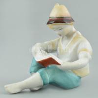Hollóházi porcelán olvasó fiú, kézzel festett, jelzett, hibátlan. m: 8,5 cm