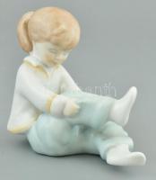 Aquincumi porcelán kislány, kézzel festett, jelzett, kis kopásnyomokkal, 13×10 cm