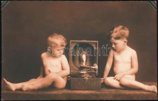 cca 1920 Gyerekek gramofonnal, fotólap, sarkain albumba ragasztás nyomával, 8,5×13,5 cm
