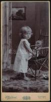cca 1900 Kislány babával, keményhátú fotó Hollósi József szatmári műterméből, 16,5×8 cm
