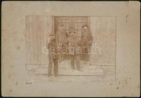 1903 Férfiak csoportképe, kartonra kasírozott fotó, foltos, sérült karton, 12×16 cm