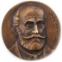 Péter Ágnes (1949-) Mocsáry díj. Patinázott bronz. Faragott fa dobozban. d: 10 cm, doboz méret: 13x15x4,5cm
