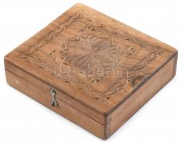 Péter Ágnes (1949-) Mocsáry díj. Patinázott bronz. Faragott fa dobozban. d: 10 cm, doboz méret: 13x1...