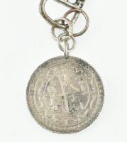 Fém óralánc, arab feliratos medállal, h: 40 cm