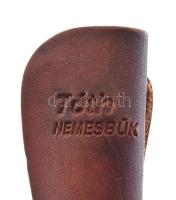 Tóth László: Holker élezésű, ébenfa nyéllel vadászkés, kézműves bőrtokban, jelzett. h:22,5cm