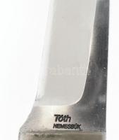 Tóth László: Holker élezésű, ébenfa nyéllel vadászkés, kézműves bőrtokban, jelzett. h:22,5cm