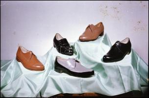 Cipőket ábrázoló 5 db színes reklám negatív, 6×9 cm