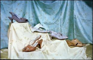 Cipőket ábrázoló 5 db színes reklám negatív, 6×9 cm