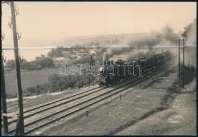 cca 1920-1940 Gőzmozdony menet közben, fotó, hajtásnyommal, 17x11,5 cm / Locomotive, vintage photo, 17x11.5 cm
