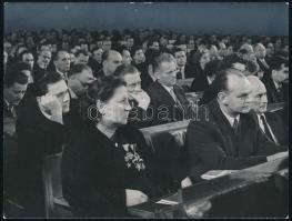 1959 Bp., az MSZMP VII. kongresszusa a MÉMOSZ székházban, a résztvevők közt egy hölgy több magas rendű kitüntetéssel, feliratozott MTI fotó, 12x9 cm