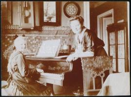 1916 Zongorázó kislány, hátoldalon feliratozott fotó, 8×11 cm