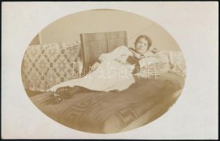 1917 Pamlagon heverő hölgy könyvvel, fotólap, 8,5×13,5 cm