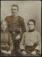 cca 1900 Csendőr családjával, vágott, kopott fotó, 11×8 cm