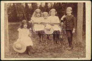 1889 Kisgyerekek Márialigeten, feliratozott keményhátú fotó, 10×16 cm