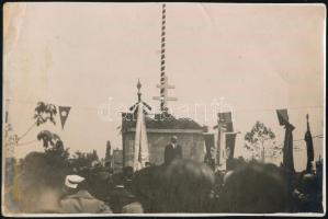 cca 1930 Ünnepség országzászlónál, fotó, 11×17 cm