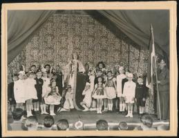cca 1930 Gyerekek színházi előadása, csoportkép, kartonra ragasztott fotó, 17,5×24 cm