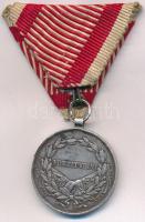 1917. "Károly Ezüst Vitézségi Érem II. osztálya" peremén jelzett Ag kitüntetés mellszalago...