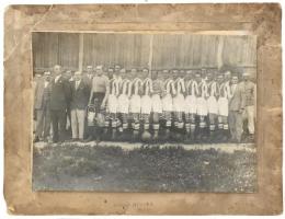 1931 Soroksár, a Mercur futballcsapat tablófotója, a kartonon jelzett, feliratozott, a fotó levált a kartonról, 26,5x18,5 cm