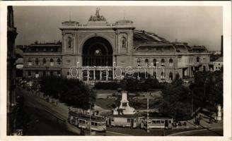 1942 Budapest VII. Keleti pályaudvar, vasútállomás, Baross szobor, villamos Bednay műbútor reklámmal