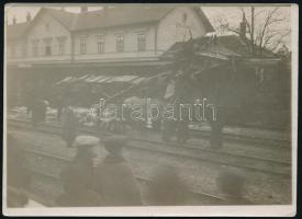cca 1910-1920 Tata-Tóváros vasútállomás, vonatbaleset, fotó, 13×17,5 cm
