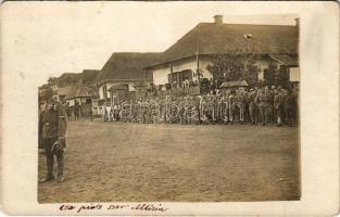 1922 Kászonújfalu, Casinu Nou; katonák a téren / soldiers on the square. photo