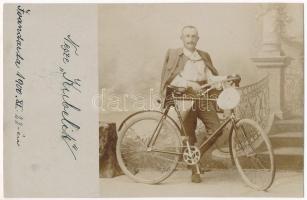 1900 Ivándárda, férfi kerékpárral. photo