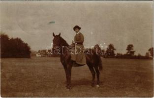 1919 Sárszentmiklós (Sárbogárd), lovagló hölgy. photo