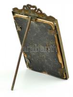 Régi réz asztali fényképtartó, fazettált üveggel, benne portréval. Kitámasztható. Korának megfelelő ...