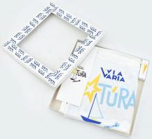 Via Varia Túra balatoni vitorlásverseny társasjáték, vászon tábla, 4 vitorlás alakú bábú, 1 dobó kocka, leírás, eredeti dobozában.