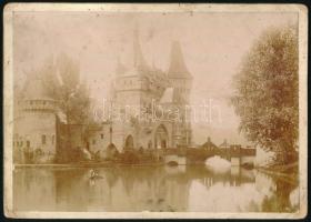 cca 1900 Budapest, Vajdahunyad vára, keményhátú fotó, felületén kisebb foltok, karton sarkai sérültek, 13×18 cm