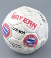 Adidas labda az FC Bayern csapatának szitázott aláírásaival (lenyomat) az 1995/1996-os szezonból.