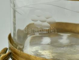 Dekoratív réz kínáló üveg betéttel, kisebb kopásnyomokkal, az üveg peremén csorbával, d: 9,5 cm, m: ...