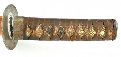 Vakizasi - wakizashi. XX. század első fele. A markolata rájabőrrel borított, amely bőrrel van beteke...