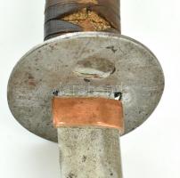 Vakizasi - wakizashi. XX. század első fele. A markolata rájabőrrel borított, amely bőrrel van beteke...