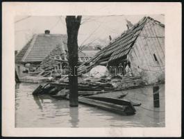 1932 A mikelakai árvíz, hátoldalon feliratozott fotó, 9×12 cm