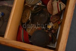 ~100db-os, főleg sport díjérmekből és jelvényekből álló tétel fadobozban T:vegyes