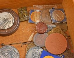 ~100db-os, főleg sport díjérmekből és jelvényekből álló tétel fadobozban T:vegyes
