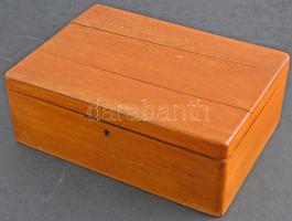 ~100db-os, főleg sport díjérmekből és jelvényekből álló tétel fadobozban T:vegyes