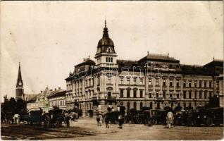 Arad, Palatul Cenadan / tér, palota, automobilok / square, palace, automobiles (EK)