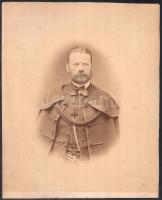 cca 1870-90 Férfi díszmagyarban, vintage fotó kartonon, jelzés nélkül, haja és arca kiegészítve tollal, bal felső sarkában kissé sérült, kissé foltos, 28x34,5 cm